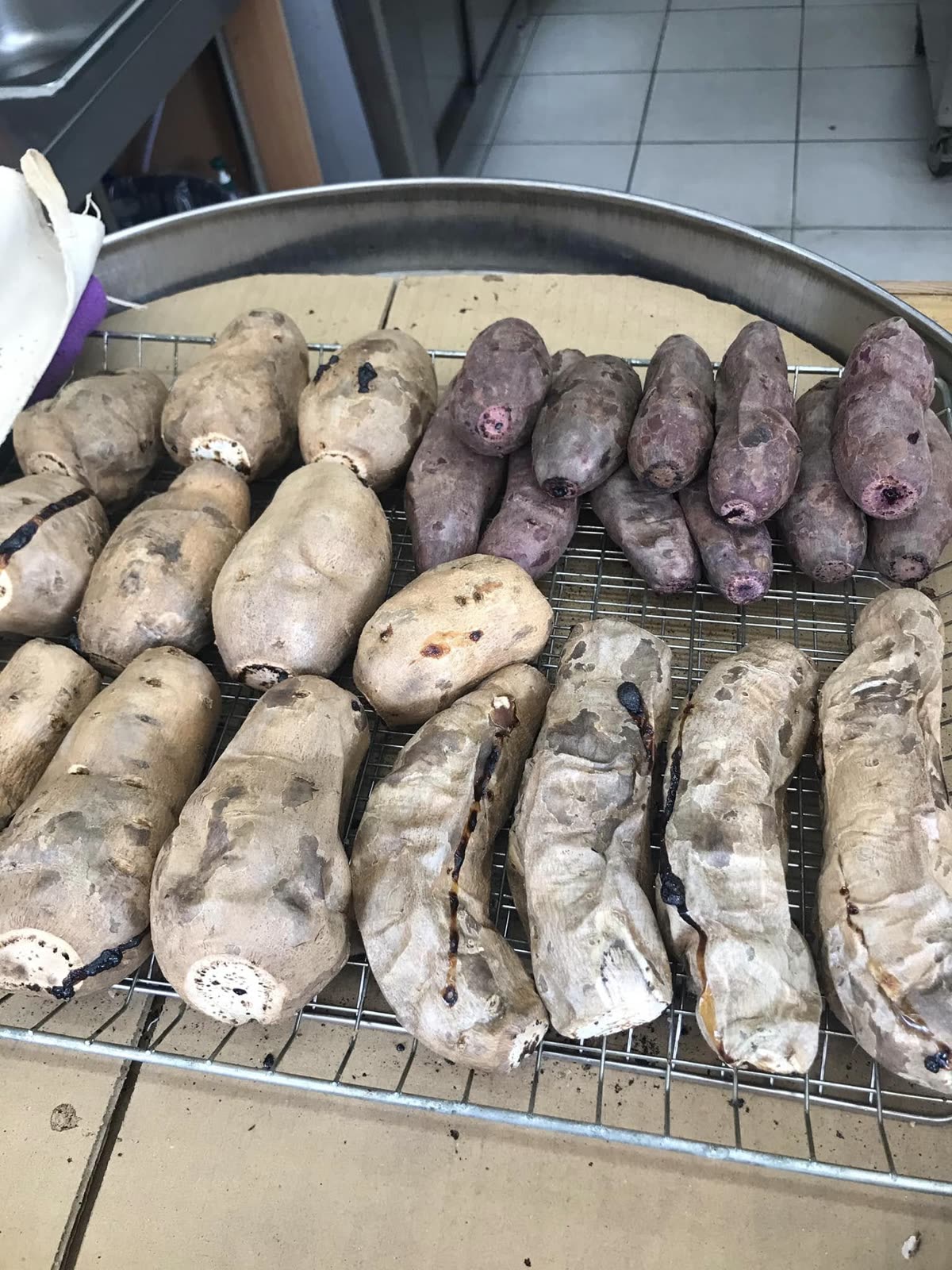 烤架上剛烤好的黃肉與紫心地瓜